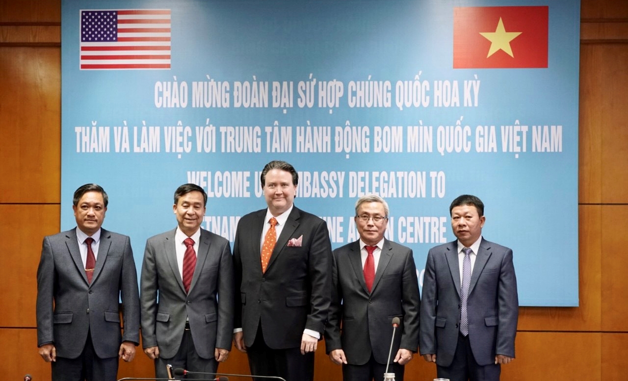 Đại sứ Hoa Kỳ tại Việt Nam Marc Knapper thăm và làm việc tại Trung tâm Hành động bom mìn quốc gia Việt Nam (VNMAC)