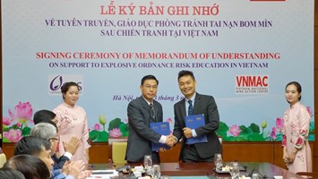 VNMAC và CRS ký bản ghi nhớ về công tác tuyên truyền, giáo dục phòng tránh tai nạn bom mìn và hỗ trợ nạn nhân bom mìn sau chiến tranh ở Việt Nam.