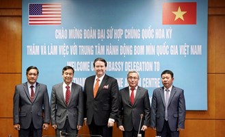 Đại sứ Hoa Kỳ tại Việt Nam Marc Knapper thăm và làm việc tại VNMAC