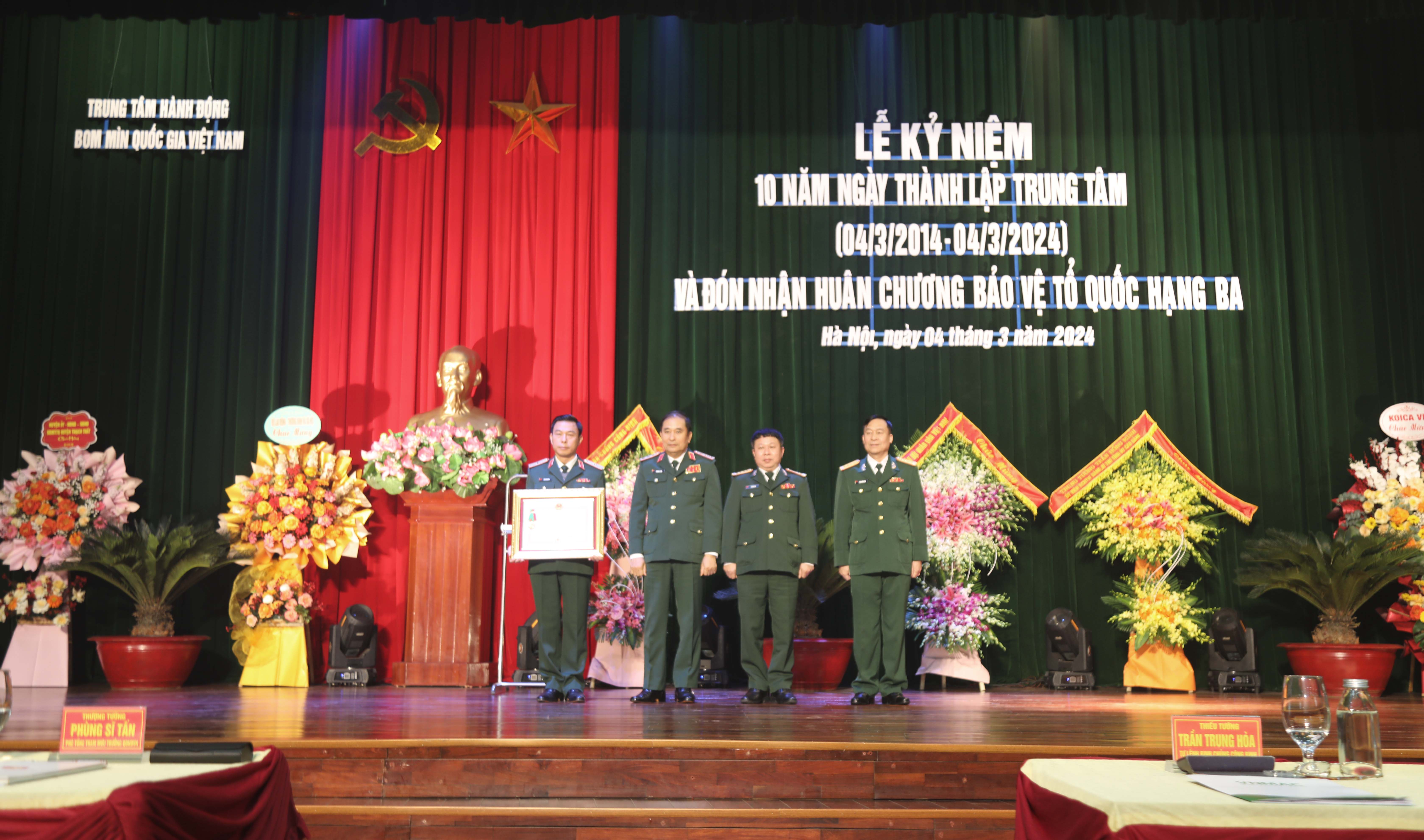 Trung tâm Hành động bom mìn Quốc gia Việt Nam tổ chức Lễ kỷ niệm 10 năm Ngày thành lập và đón nhận Huân chương Bảo vệ Tổ quốc Hạng Ba.