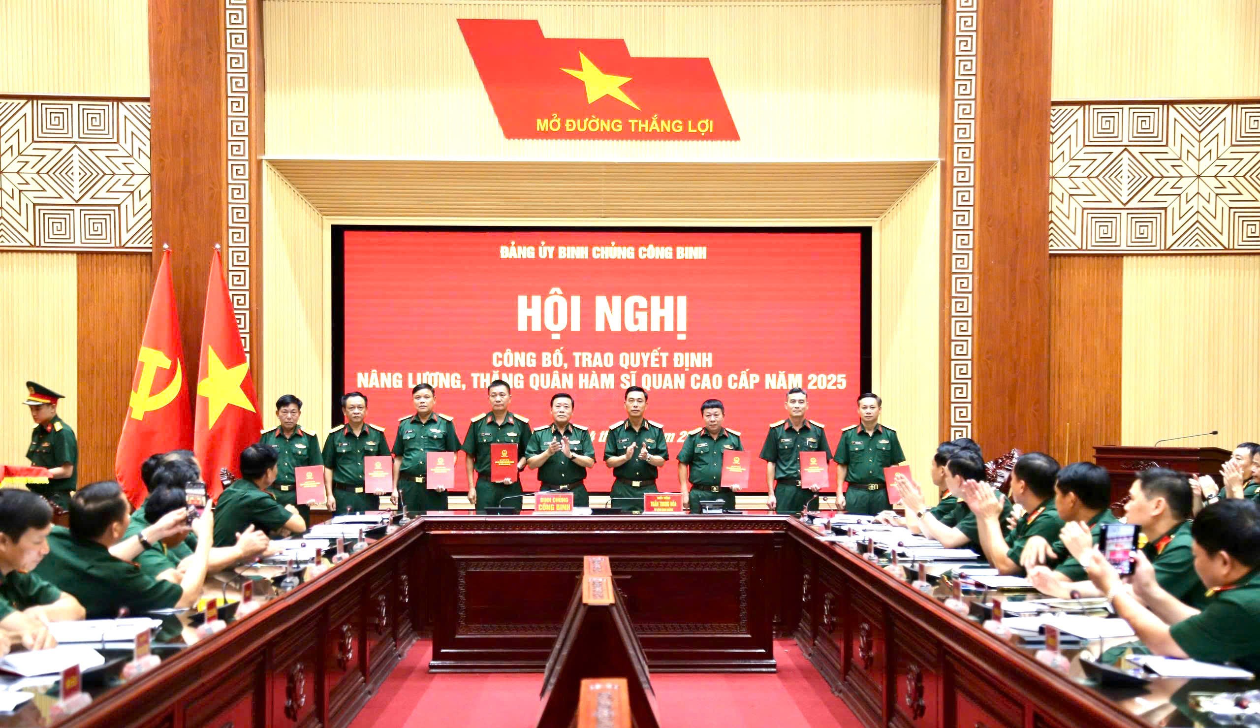 Thường vụ Đảng ủy Trung tâm Hành động bom mìn quốc gia Việt Nam chúc mừng các đồng chí được nhận quyết định thăng quân hàm, nâng lương cán bộ năm 2025.