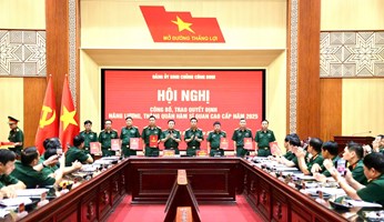 Thường vụ Đảng ủy Trung tâm Hành động bom mìn quốc gia Việt Nam chúc mừng các đồng chí được nhận quyết định thăng quân hàm, nâng lương cán bộ năm 2025.